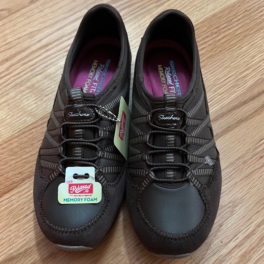 Brand NWT Chocolate Taupe Sketchers Relaxed fit Memory Foam shoes in Women 6